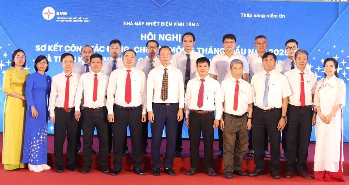 Đội ngũ cán bộ chủ chốt, điều hành hiệu quả hoạt động SXKD của Vĩnh Tân 4. Ảnh: Văn Trung. Đội ngũ cán bộ chủ chốt, điều hành hiệu quả hoạt động SXKD của Vĩnh Tân 4. Ảnh: Văn Trung.
