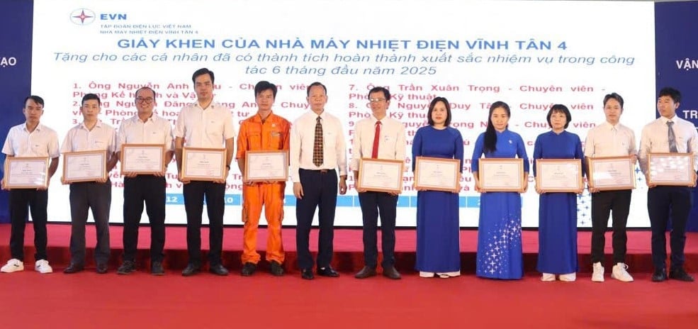 Các tập thể, cá nhân có thành tích xuất sắc được biểu dương khen thưởng. Ảnh: Văn Trung. Các tập thể, cá nhân có thành tích xuất sắc được biểu dương khen thưởng. Ảnh: Văn Trung.