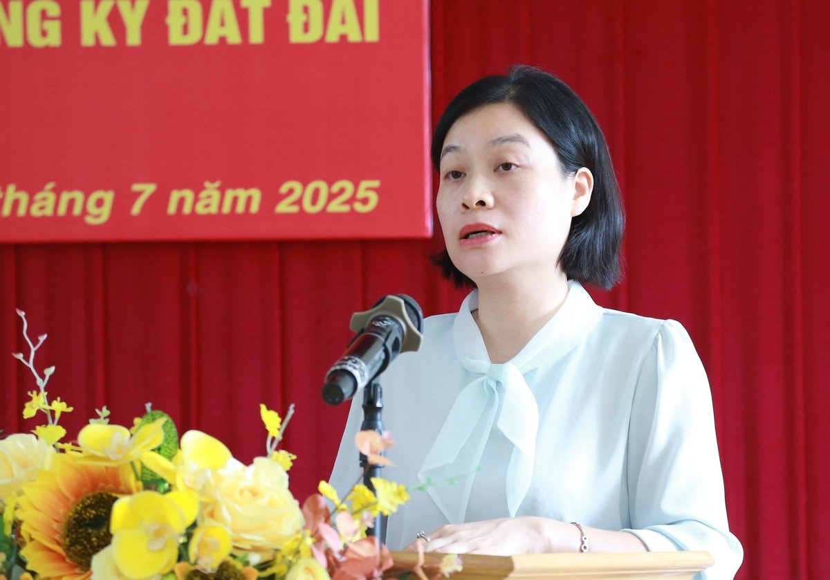 Bà Trần Phương Dung, Phó Giám đốc Văn phòng Đăng ký đất đai tỉnh Lào Cai báo cáo tình hình thực hiện nhiệm vụ của Văn phòng sau hợp nhất. Ảnh: Thanh Ngà. Bà Trần Phương Dung, Phó Giám đốc Văn phòng Đăng ký đất đai tỉnh Lào Cai báo cáo tình hình thực hiện nhiệm vụ của Văn phòng sau hợp nhất. Ảnh: Thanh Ngà.