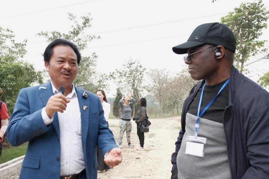 TS Babafemi Oyewole (bìa phải) cho biết, những kinh nghiệm của Việt Nam ở các khu vực dễ bị tổn thương bởi khí hậu, như vùng ĐBSCL, mang đến những bài học quý giá cho châu Phi. Ảnh: Quỳnh Chi. TS Babafemi Oyewole (bìa phải) cho biết, những kinh nghiệm của Việt Nam ở các khu vực dễ bị tổn thương bởi khí hậu, như vùng ĐBSCL, mang đến những bài học quý giá cho châu Phi. Ảnh: Quỳnh Chi.