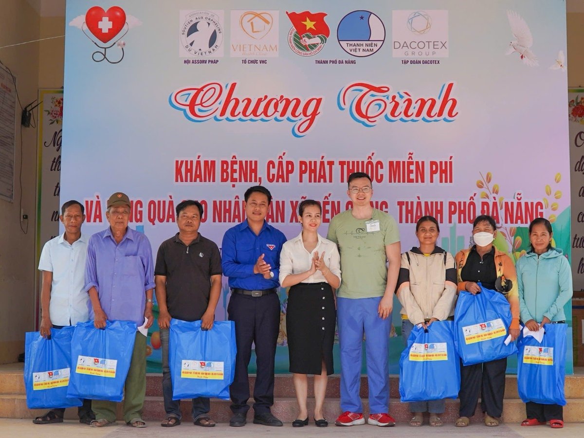 Đại diện Đoàn TNCS Hồ Chí Minh và Hội Liên hiệp Thanh niên Việt Nam thành phố Đà Nẵng và các tổ chức đồng hành trao quà tặng cho người dân xã Bến Giằng. Ảnh: Phạm Huy. Đại diện Đoàn TNCS Hồ Chí Minh và Hội Liên hiệp Thanh niên Việt Nam thành phố Đà Nẵng và các tổ chức đồng hành trao quà tặng cho người dân xã Bến Giằng. Ảnh: Phạm Huy.
