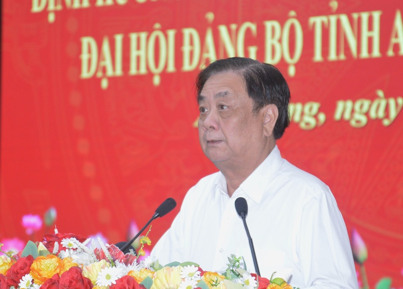 Phó Chủ tịch Quốc hội Lê Minh Hoan chia sẻ về định hướng phát triển kinh tế - xã hội, trong đó ông gợi ý cần có một dự án mềm mềm tên 'Ấn tượng nông nghiệp An Giang'. Ảnh: Trung Chánh. Phó Chủ tịch Quốc hội Lê Minh Hoan chia sẻ về định hướng phát triển kinh tế - xã hội, trong đó ông gợi ý cần có một dự án mềm mềm tên 'Ấn tượng nông nghiệp An Giang'. Ảnh: Trung Chánh.