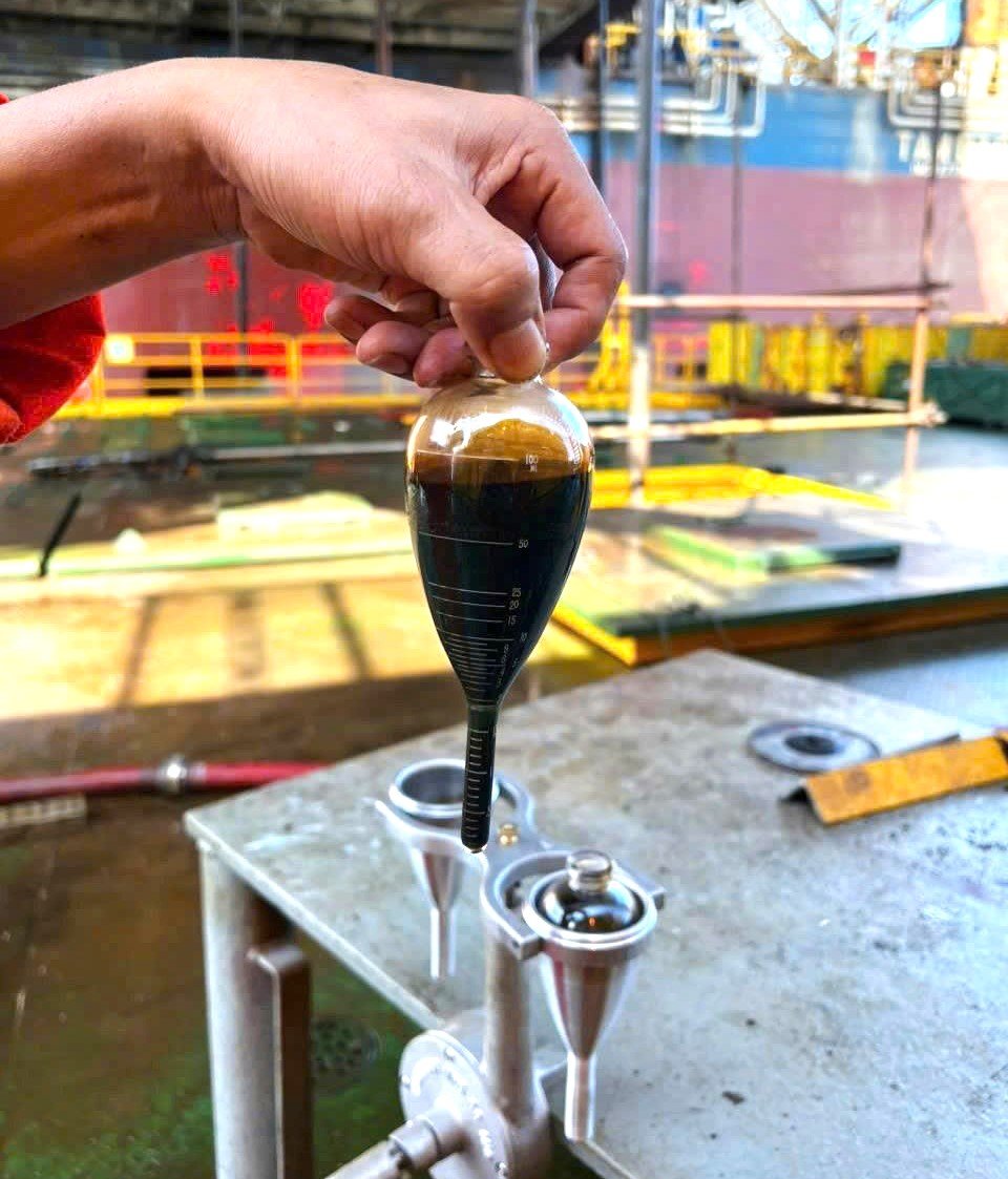Mẫu dầu từ dòng dầu đầu tiên đưa vào hệ thống công nghệ WHP-KTN. Ảnh: Petrovietnam. Mẫu dầu từ dòng dầu đầu tiên đưa vào hệ thống công nghệ WHP-KTN. Ảnh: Petrovietnam.