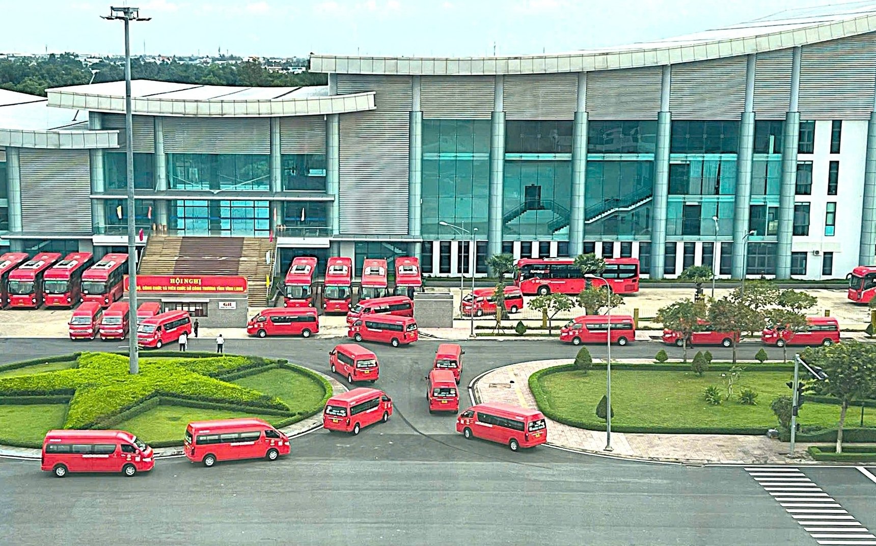 Sau khi đưa đón hành khách, các xe tập trung tại Trung tâm Hội nghị tỉnh Vĩnh Long. Ảnh: Minh Đảm. Sau khi đưa đón hành khách, các xe tập trung tại Trung tâm Hội nghị tỉnh Vĩnh Long. Ảnh: Minh Đảm.