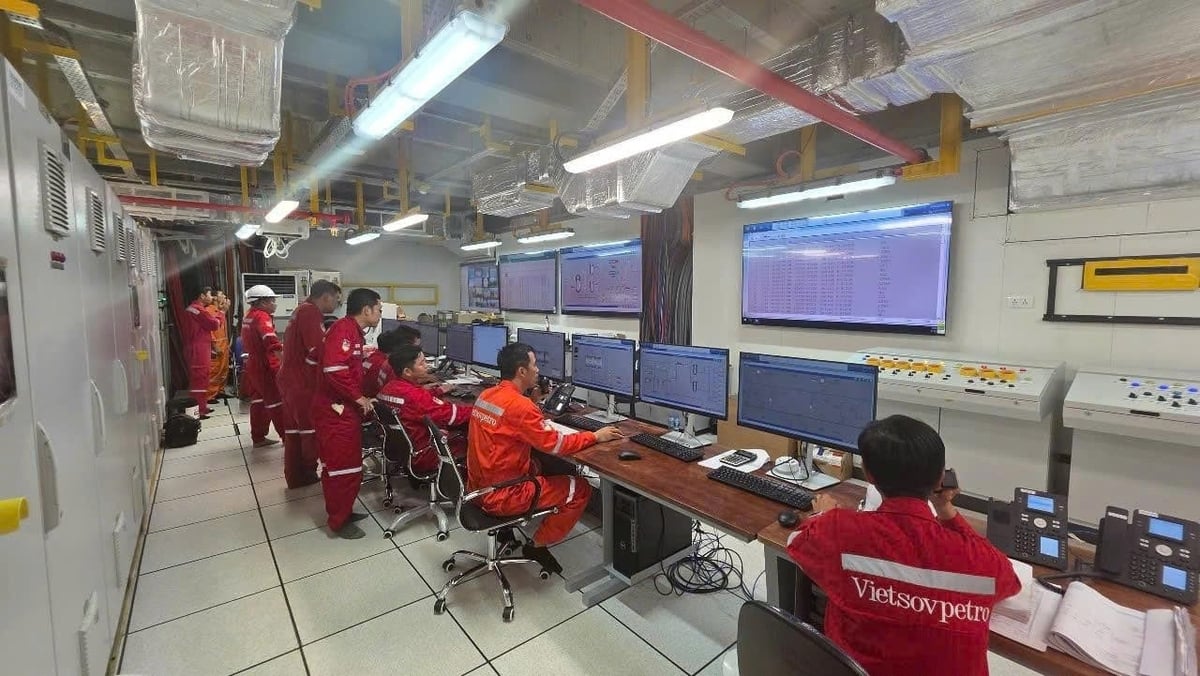 Các chuyên gia, kỹ sư làm việc tại phòng điều khiển trên giàn CPP-KNT. Ảnh: Petrovietnam. Các chuyên gia, kỹ sư làm việc tại phòng điều khiển trên giàn CPP-KNT. Ảnh: Petrovietnam.