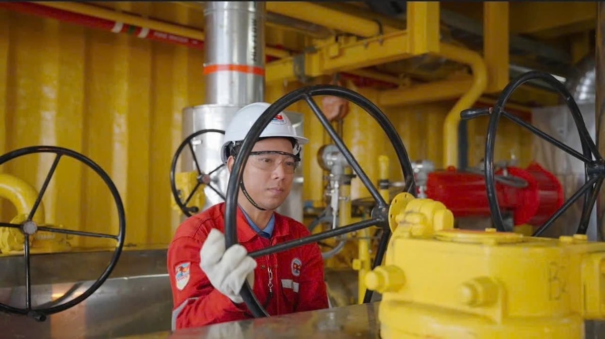 Thợ vận hành mở van trên giàn CPP-KNT. Ảnh: Petrovietnam. Thợ vận hành mở van trên giàn CPP-KNT. Ảnh: Petrovietnam.