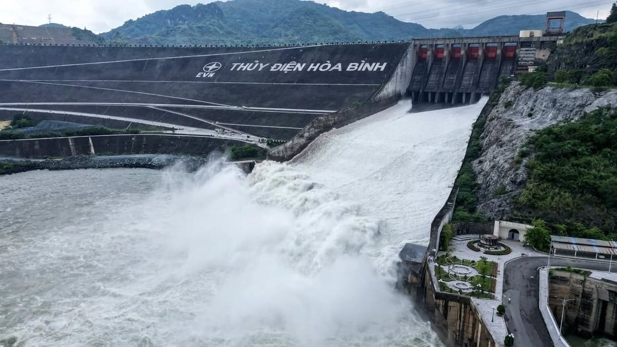 Thủy điện Hòa Bình mở 1 cửa xả đáy. Ảnh: Báo Nông nghiệp và Môi trường. Thủy điện Hòa Bình mở 1 cửa xả đáy. Ảnh: Báo Nông nghiệp và Môi trường.