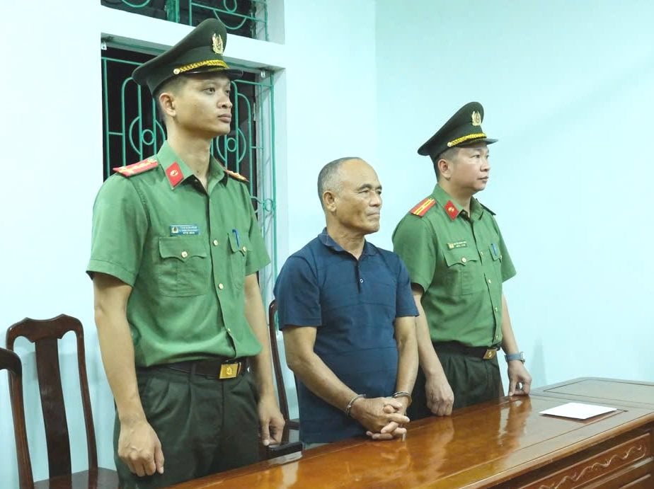 Cơ quan An ninh điều tra Công an tỉnh Hà Tĩnh tống đạt quyết định khởi tố bị can Phạm Viết Công. Ảnh: Công an tỉnh Hà Tĩnh. Cơ quan An ninh điều tra Công an tỉnh Hà Tĩnh tống đạt quyết định khởi tố bị can Phạm Viết Công. Ảnh: Công an tỉnh Hà Tĩnh.