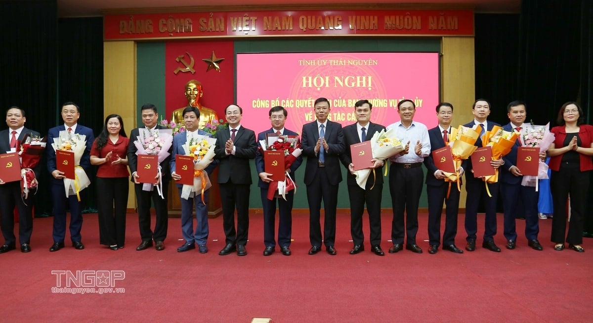 Lãnh đạo tỉnh và Ủy viên Ban Thường vụ Tỉnh ủy Thái Nguyên tặng hoa chúc mừng các cán bộ được điều động, bổ nhiệm. Ảnh: TNGOP. Lãnh đạo tỉnh và Ủy viên Ban Thường vụ Tỉnh ủy Thái Nguyên tặng hoa chúc mừng các cán bộ được điều động, bổ nhiệm. Ảnh: TNGOP.