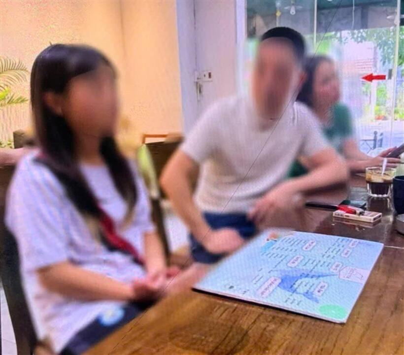 Lực lượng chức năng giải cứu thành công cháu H.L tại nhà nghỉ Phú Hà, phường Sơn Tây, TP Hà Nội và bàn giao an toàn cho gia đình. Ảnh: Ngô Thủy. Lực lượng chức năng giải cứu thành công cháu H.L tại nhà nghỉ Phú Hà, phường Sơn Tây, TP Hà Nội và bàn giao an toàn cho gia đình. Ảnh: Ngô Thủy.