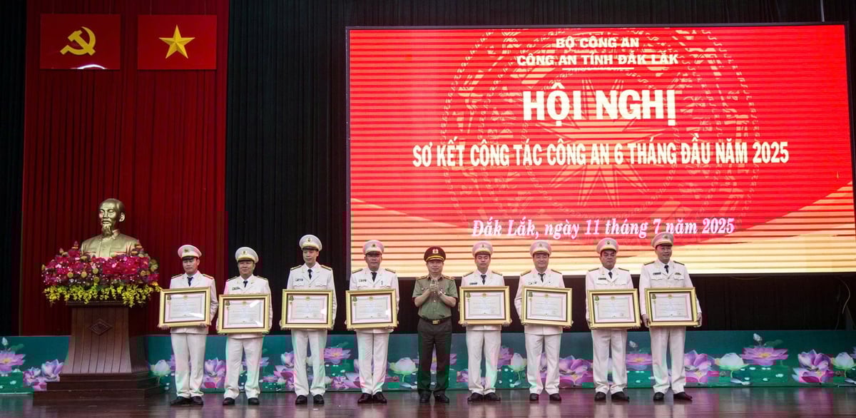 Thiếu tướng Phan Thanh Tám, Giám đốc Công an tỉnh trao tặng Bằng khen, biểu dương các cá nhân có thành tích xuất sắc. Ảnh: Anh Tài. Thiếu tướng Phan Thanh Tám, Giám đốc Công an tỉnh trao tặng Bằng khen, biểu dương các cá nhân có thành tích xuất sắc. Ảnh: Anh Tài.
