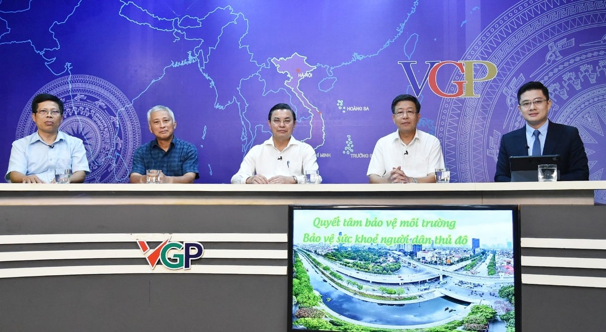 Tọa đàm 'Quyết liệt bảo vệ môi trường, bảo vệ sức khỏe người dân Thủ đô' với sự tham dự của các vị khách mời là chuyên gia môi trường, đại diện Bộ Y tế, lãnh đạo UBND thành phố Hà Nội. Ảnh: VPG. Tọa đàm 'Quyết liệt bảo vệ môi trường, bảo vệ sức khỏe người dân Thủ đô' với sự tham dự của các vị khách mời là chuyên gia môi trường, đại diện Bộ Y tế, lãnh đạo UBND thành phố Hà Nội. Ảnh: VPG.