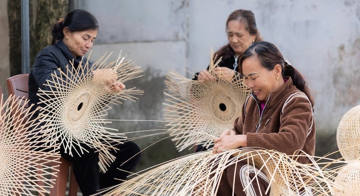 Biết tận dụng bàn tay khéo léo của những người thợ lớn tuổi, Đức Phong đã biến những sợi mây, nan trẻ mộc mạc thành... mỏ vàng. Ảnh: Việt Khánh. Biết tận dụng bàn tay khéo léo của những người thợ lớn tuổi, Đức Phong đã biến những sợi mây, nan trẻ mộc mạc thành... mỏ vàng. Ảnh: Việt Khánh.