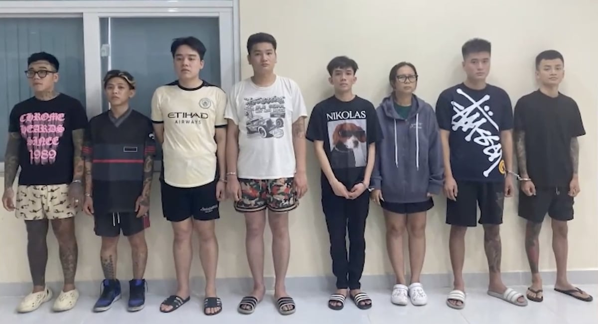 8 đối tượng trong đường dây mua bán khí cười bị khởi tố, bắt tạm giam. Ảnh: Công an TP. HCM. 8 đối tượng trong đường dây mua bán khí cười bị khởi tố, bắt tạm giam. Ảnh: Công an TP. HCM.