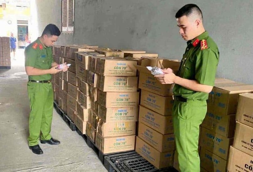 Công an tỉnh Hà Tĩnh kiểm tra các sản phẩm cồn y tế Ethanol tại Công ty TNHH Đầu tư Dược phẩm Ngân Hà. Ảnh: Dương Quang. Công an tỉnh Hà Tĩnh kiểm tra các sản phẩm cồn y tế Ethanol tại Công ty TNHH Đầu tư Dược phẩm Ngân Hà. Ảnh: Dương Quang.