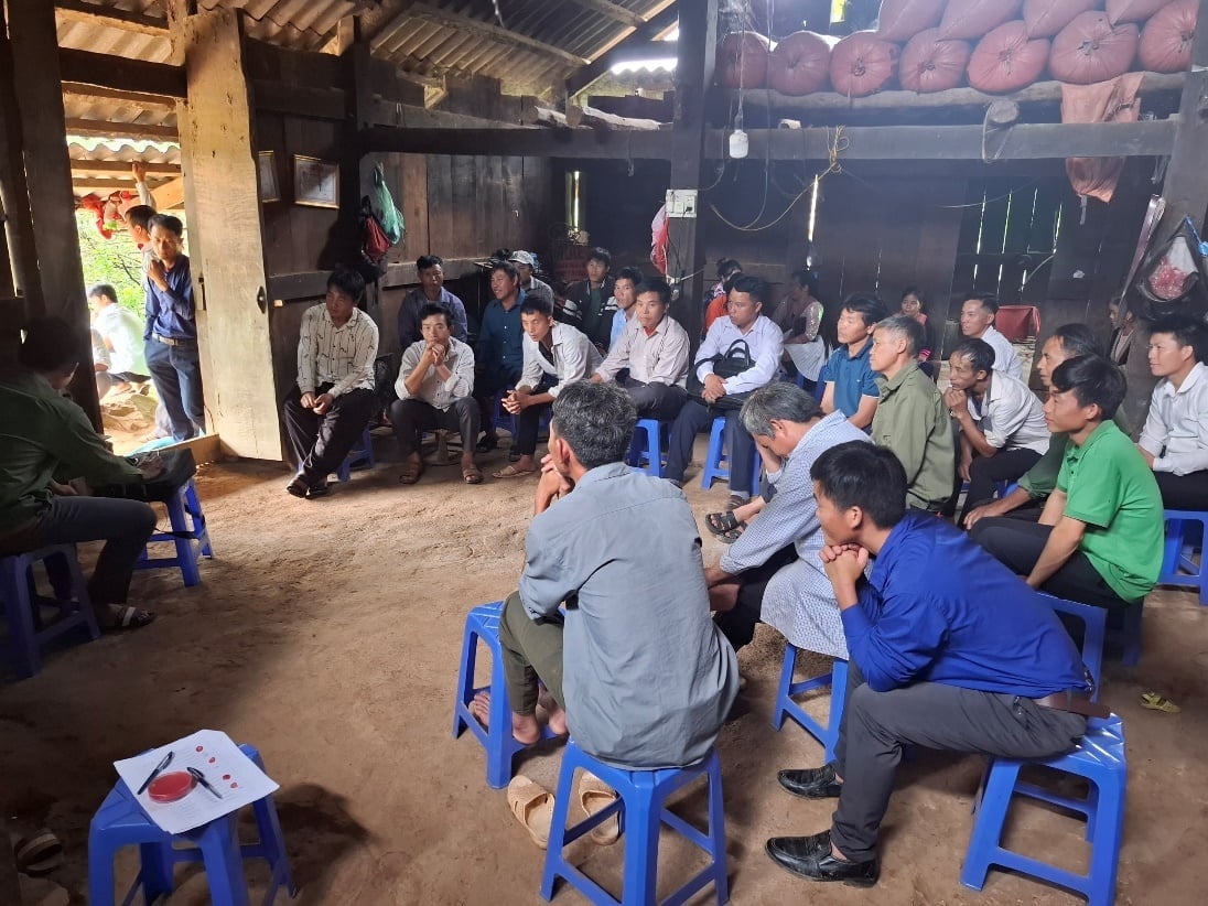 Ban Quản lý Khu DTTN Mường Nhé tuyên truyền cho người dân về bảo vệ rừng. Ảnh: Hoàng Châu. Ban Quản lý Khu DTTN Mường Nhé tuyên truyền cho người dân về bảo vệ rừng. Ảnh: Hoàng Châu.