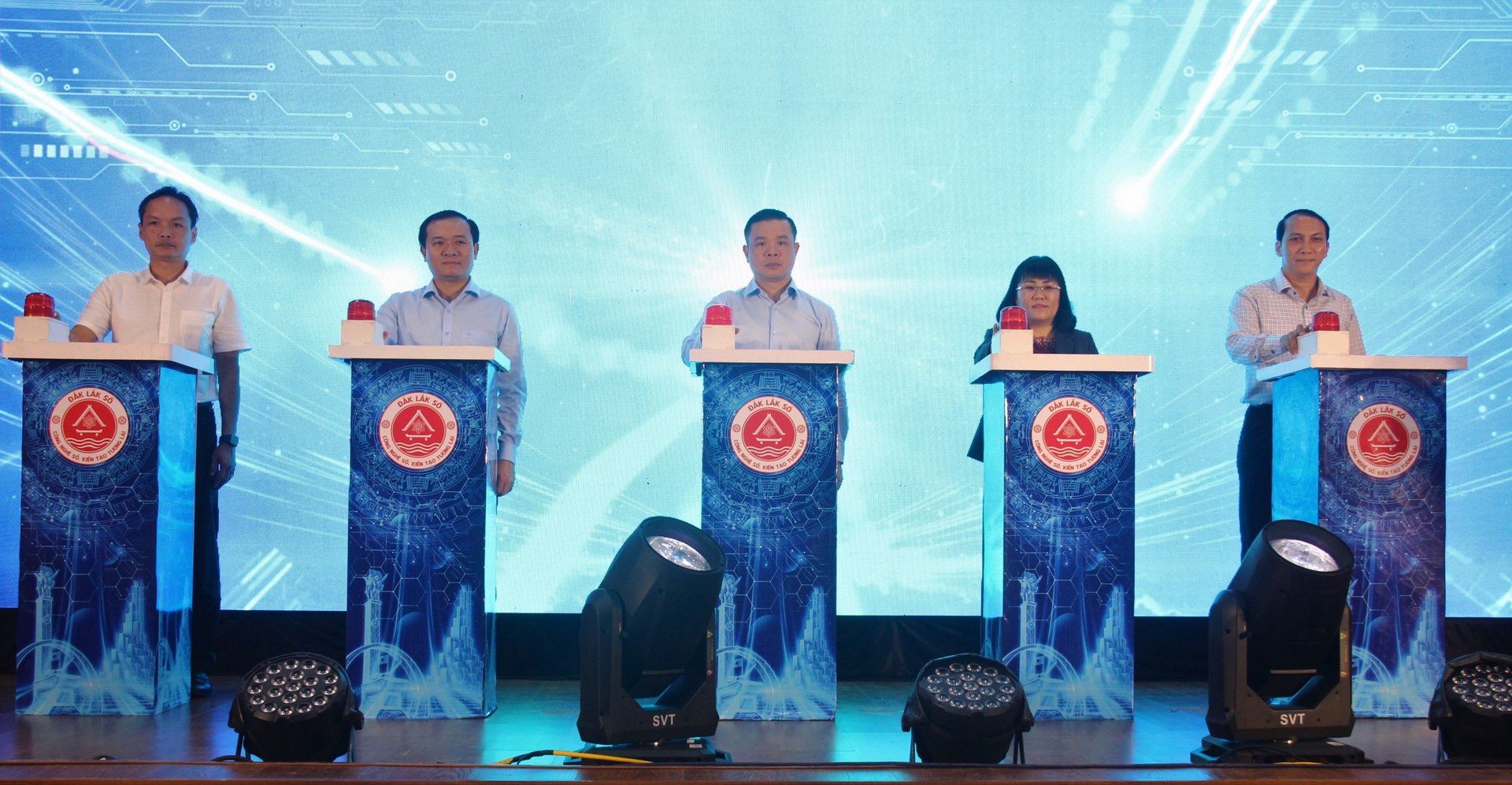 Các đại biểu ấn nút khởi công xây dựng hạ tầng chuyển đổi số. Ảnh: Tuấn Trần. Các đại biểu ấn nút khởi công xây dựng hạ tầng chuyển đổi số. Ảnh: Tuấn Trần.