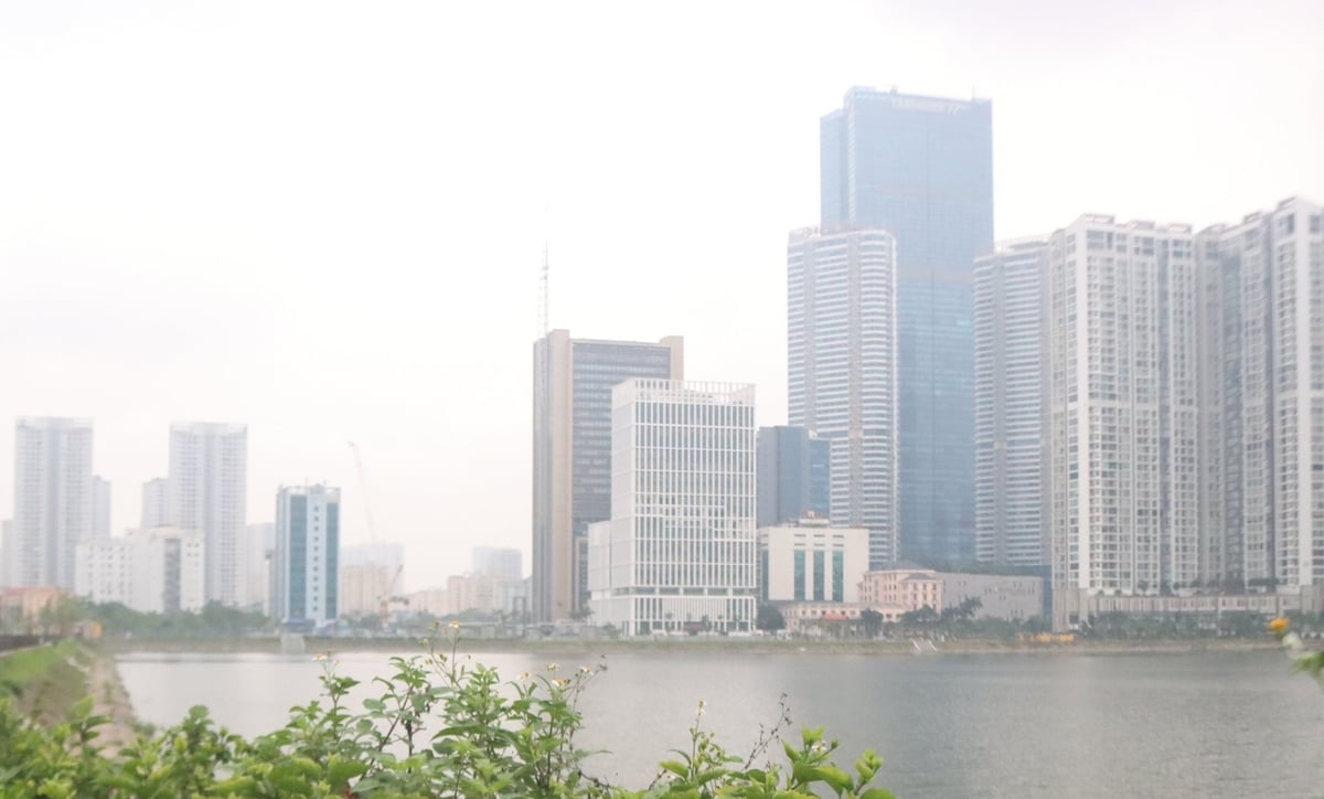 Chất lượng môi trường không khí nội đô bị suy giảm nghiêm trọng. Hà Nội xác định kiểm soát phương tiện giao thông là bước đi trọng tâm nhằm góp phần cải thiện chất lượng môi trường đô thị. Ảnh: Hoàng Hiền. Chất lượng môi trường không khí nội đô bị suy giảm nghiêm trọng. Hà Nội xác định kiểm soát phương tiện giao thông là bước đi trọng tâm nhằm góp phần cải thiện chất lượng môi trường đô thị. Ảnh: Hoàng Hiền.