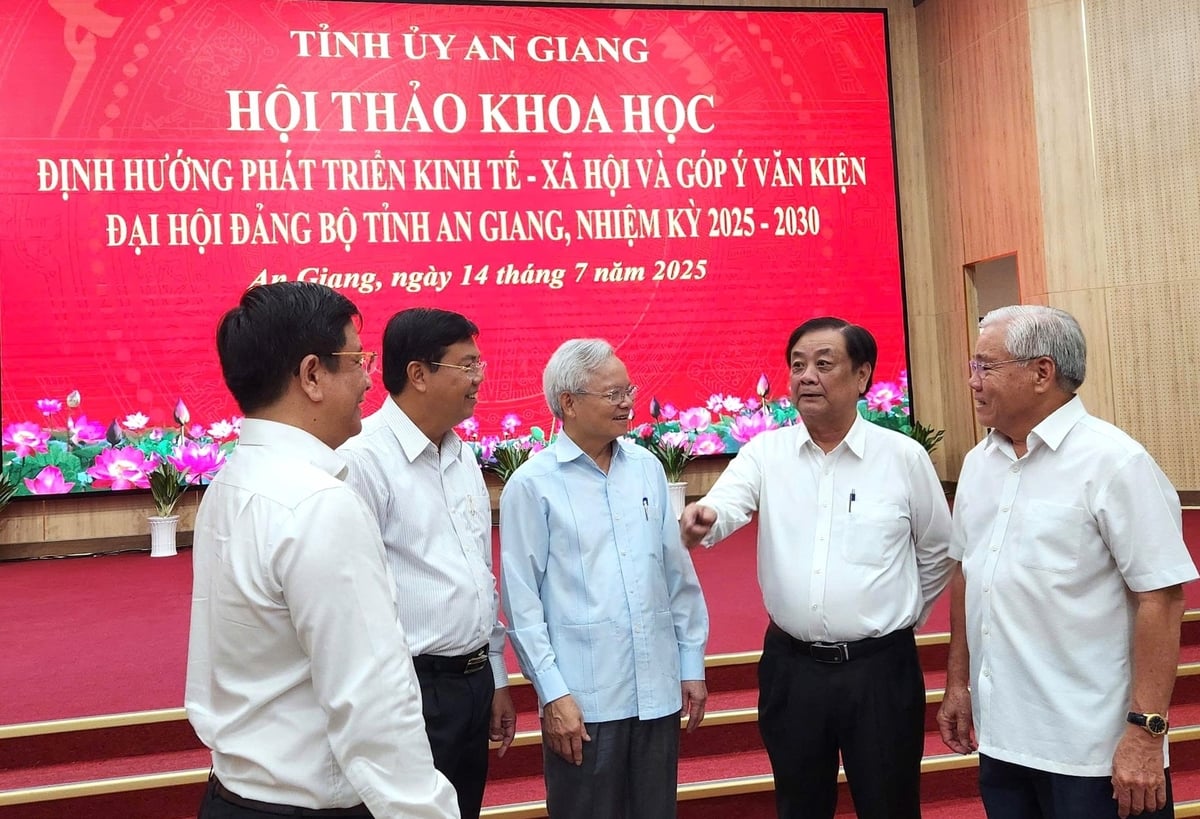 Phó Chủ tịch Quốc hội Lê Minh Hoan (thứ 2 bên phải) trao đổi với lãnh đạo tỉnh An Giang về định hướng phát triển kinh tế - xã hội trong giai đoạn mới. Ảnh: Trung Chánh. Phó Chủ tịch Quốc hội Lê Minh Hoan (thứ 2 bên phải) trao đổi với lãnh đạo tỉnh An Giang về định hướng phát triển kinh tế - xã hội trong giai đoạn mới. Ảnh: Trung Chánh.