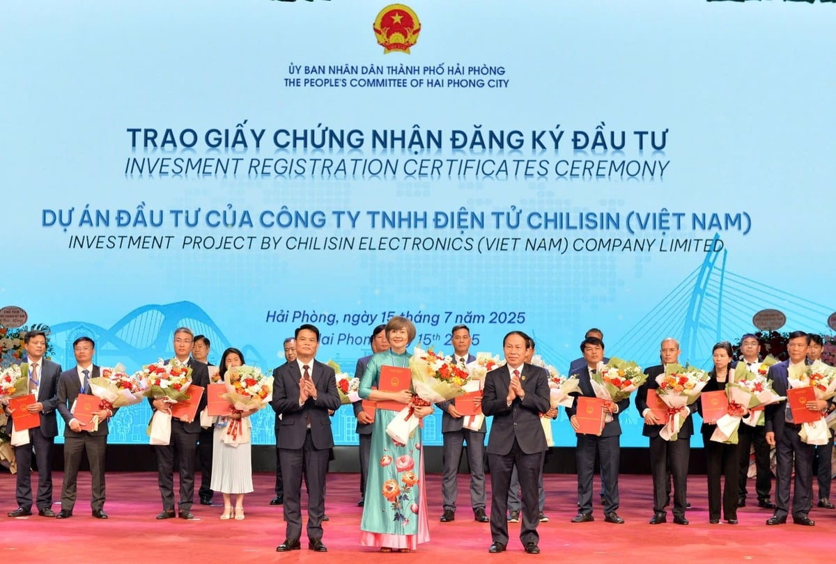 Lãnh đạo thành phố Hải Phòng trao quyết định đầu tư cho các doanh nghiệp. Ảnh: Phan Tuấn. Lãnh đạo thành phố Hải Phòng trao quyết định đầu tư cho các doanh nghiệp. Ảnh: Phan Tuấn.