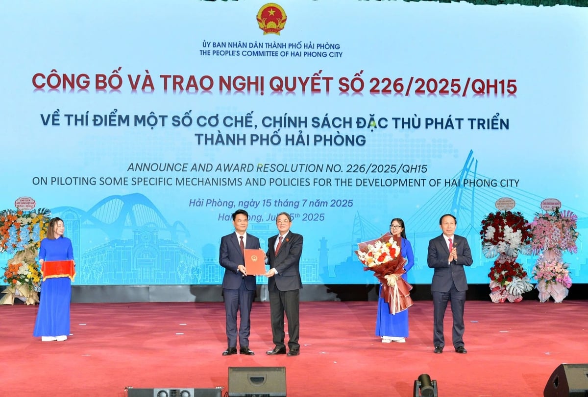Ông Nguyễn Đức Hải, Ủy viên Trung ương Đảng, Phó Chủ tịch Quốc hội trao Nghị quyết về thí điểm một số cơ chế, chính sách đặc thù phát triển thành phố Hải Phòng. Ảnh: Phan Tuấn. Ông Nguyễn Đức Hải, Ủy viên Trung ương Đảng, Phó Chủ tịch Quốc hội trao Nghị quyết về thí điểm một số cơ chế, chính sách đặc thù phát triển thành phố Hải Phòng. Ảnh: Phan Tuấn.