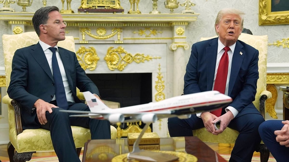Tổng thống Mỹ Donald Trump họp với Tổng thư ký NATO Mark Rutte tại Phòng Bầu dục ở Nhà Trắng hôm 14/7. Ảnh: CNN. Tổng thống Mỹ Donald Trump họp với Tổng thư ký NATO Mark Rutte tại Phòng Bầu dục ở Nhà Trắng hôm 14/7. Ảnh: CNN.