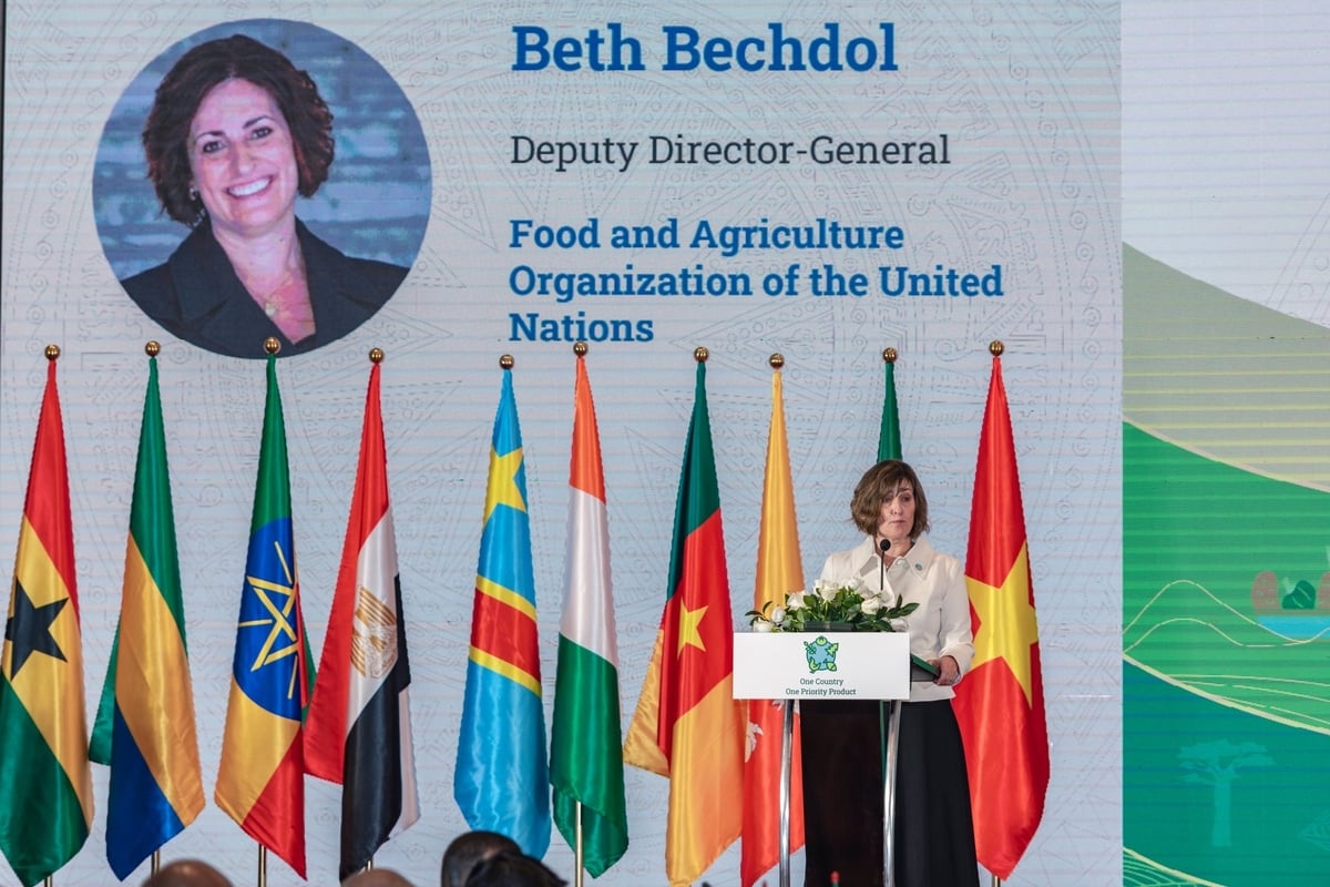 Bà Beth Bechdol - Phó Tổng Giám đốc FAO phát biểu về ý nghĩa sáng kiến OCOP tại diễn đàn. Ảnh: Trần Văn. Bà Beth Bechdol - Phó Tổng Giám đốc FAO phát biểu về ý nghĩa sáng kiến OCOP tại diễn đàn. Ảnh: Trần Văn.