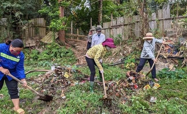 Phụ nữ tham gia bảo vệ môi trường góp sức xây dựng NTM. Ảnh: Hoàng Châu. Phụ nữ tham gia bảo vệ môi trường góp sức xây dựng NTM. Ảnh: Hoàng Châu.