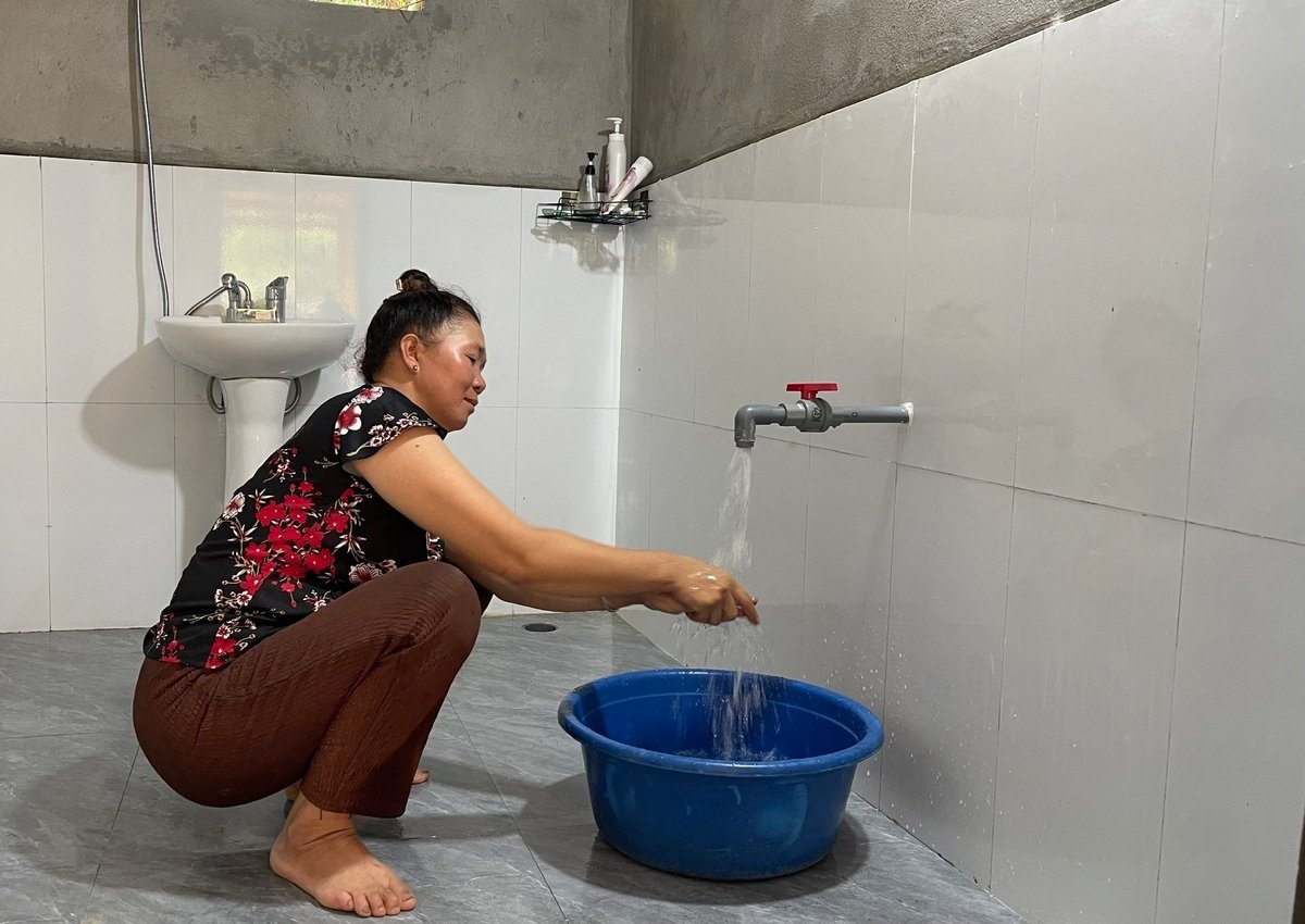 Ngôi nhà còn có đầy đủ tiện nghi sinh hoạt, đặc biệt có khu vệ sinh khép kín, điều mà trước đây hiếm có căn nhà của hộ đồng bào nào nơi đây có được. Ảnh: Thanh Ngà.