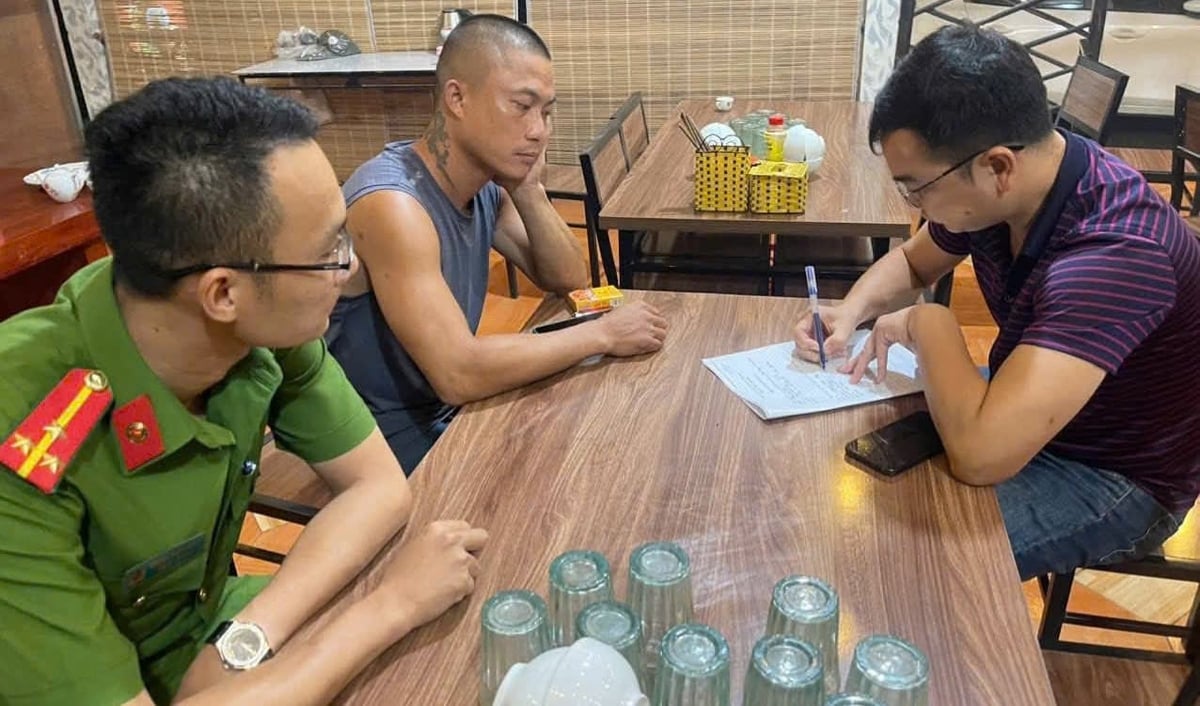 Đối tượng Ngô Văn Giang bị cơ quan chức năng lập biên bản. Ảnh: Công an xã Phú Khê. Đối tượng Ngô Văn Giang bị cơ quan chức năng lập biên bản. Ảnh: Công an xã Phú Khê.