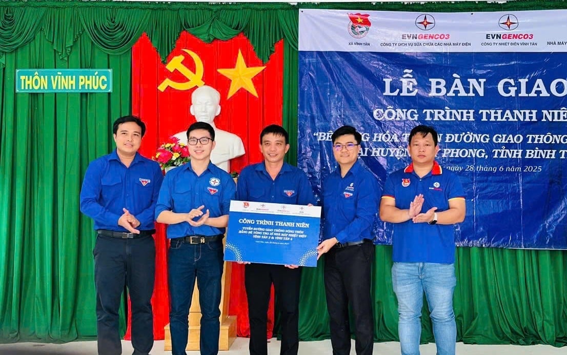 Đoàn thanh niên Nhà máy chủ động phối hợp các đơn vị triển khai Công trình thanh niên dùng bê tông trộn tro bay của Nhà máy để làm đường giao thông tại địa phương. Ảnh: Vĩnh Tân 4. Đoàn thanh niên Nhà máy chủ động phối hợp các đơn vị triển khai Công trình thanh niên dùng bê tông trộn tro bay của Nhà máy để làm đường giao thông tại địa phương. Ảnh: Vĩnh Tân 4.
