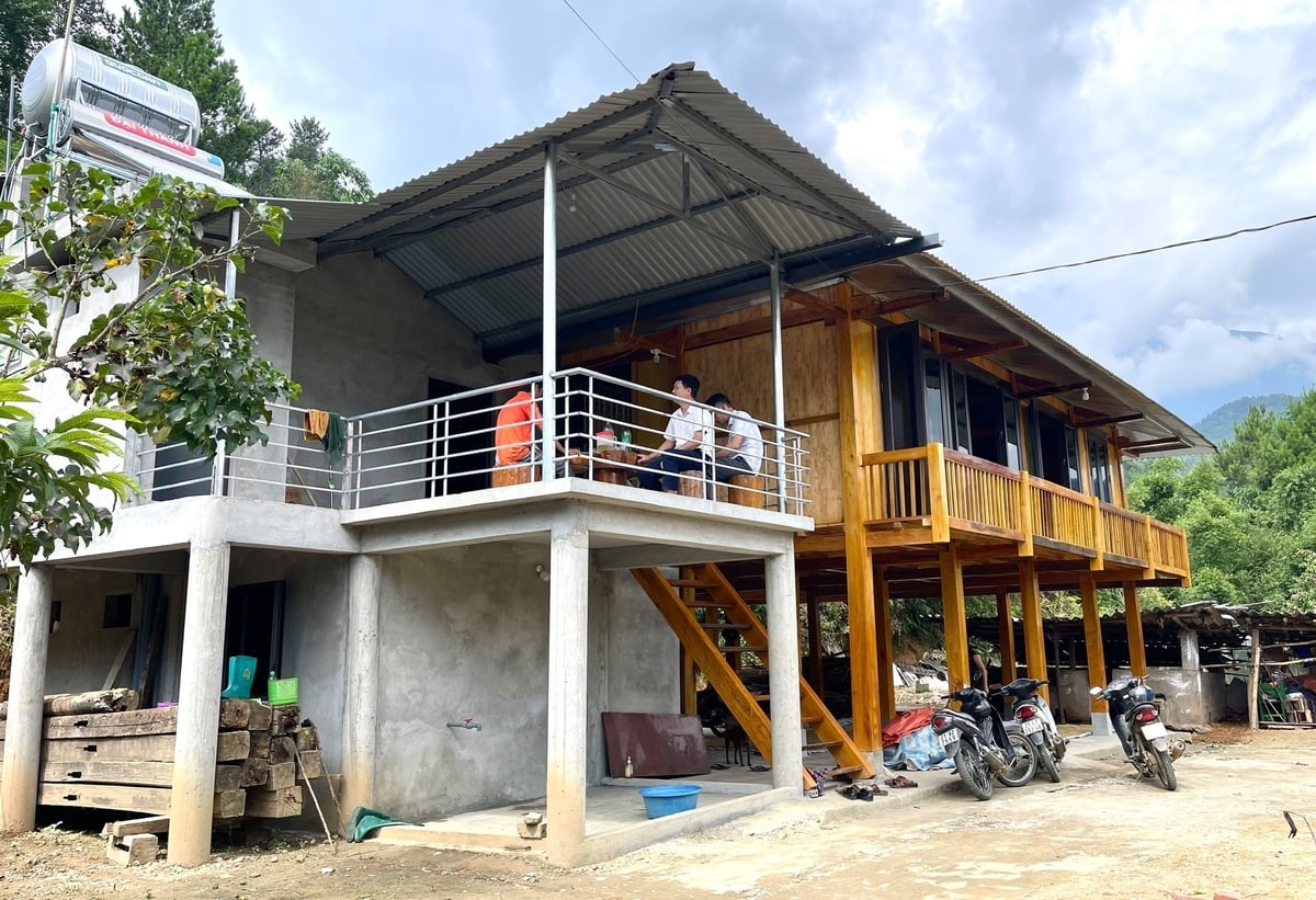 Sau nhiều năm mơ ước, gia đình chị Đồng Thị Dưỡng (ở tổ 3, xã Hạnh Phúc) đã có nhà mới khang trang để ở. Ảnh: Thanh Ngà.