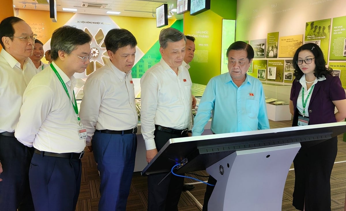 Phó Chủ tịch Quốc hội Lê Minh Hoan thăm cơ sở vật chất của Học viện Nông nghiệp Việt Nam. Ảnh: Bảo Thắng. Phó Chủ tịch Quốc hội Lê Minh Hoan thăm cơ sở vật chất của Học viện Nông nghiệp Việt Nam. Ảnh: Bảo Thắng.