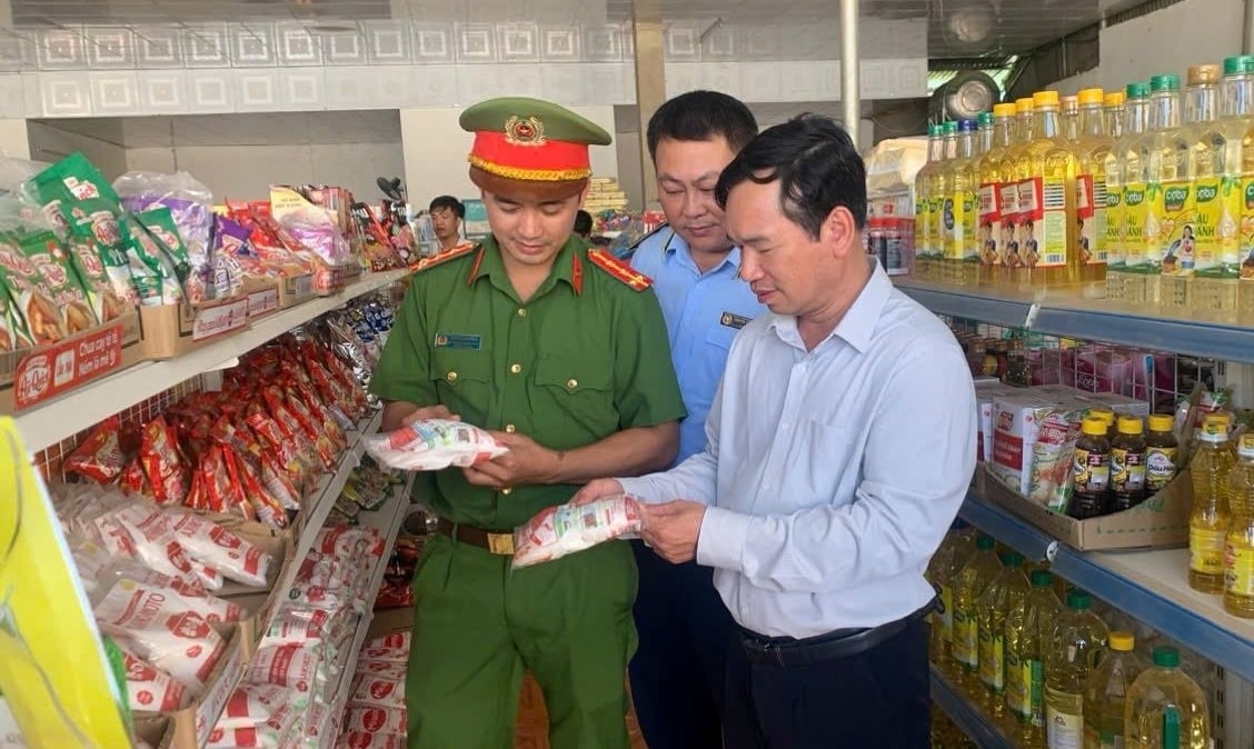 Đoàn công tác đi kiểm tra tại các cửa hàng tạp hóa. Ảnh: Đặng Hậu - Chi cục ATTP Sơn La Đoàn công tác đi kiểm tra tại các cửa hàng tạp hóa. Ảnh: Đặng Hậu - Chi cục ATTP Sơn La