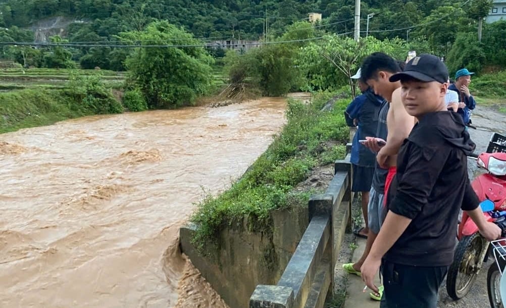 Dòng suối Mường Chiềng bất ngờ chảy xiết do mưa lũ lớn kéo từ thượng nguồn về, cuốn chị Xa Thị Tin mất tích. Ảnh: CTV Đàm Quang. Dòng suối Mường Chiềng bất ngờ chảy xiết do mưa lũ lớn kéo từ thượng nguồn về, cuốn chị Xa Thị Tin mất tích. Ảnh: CTV Đàm Quang.