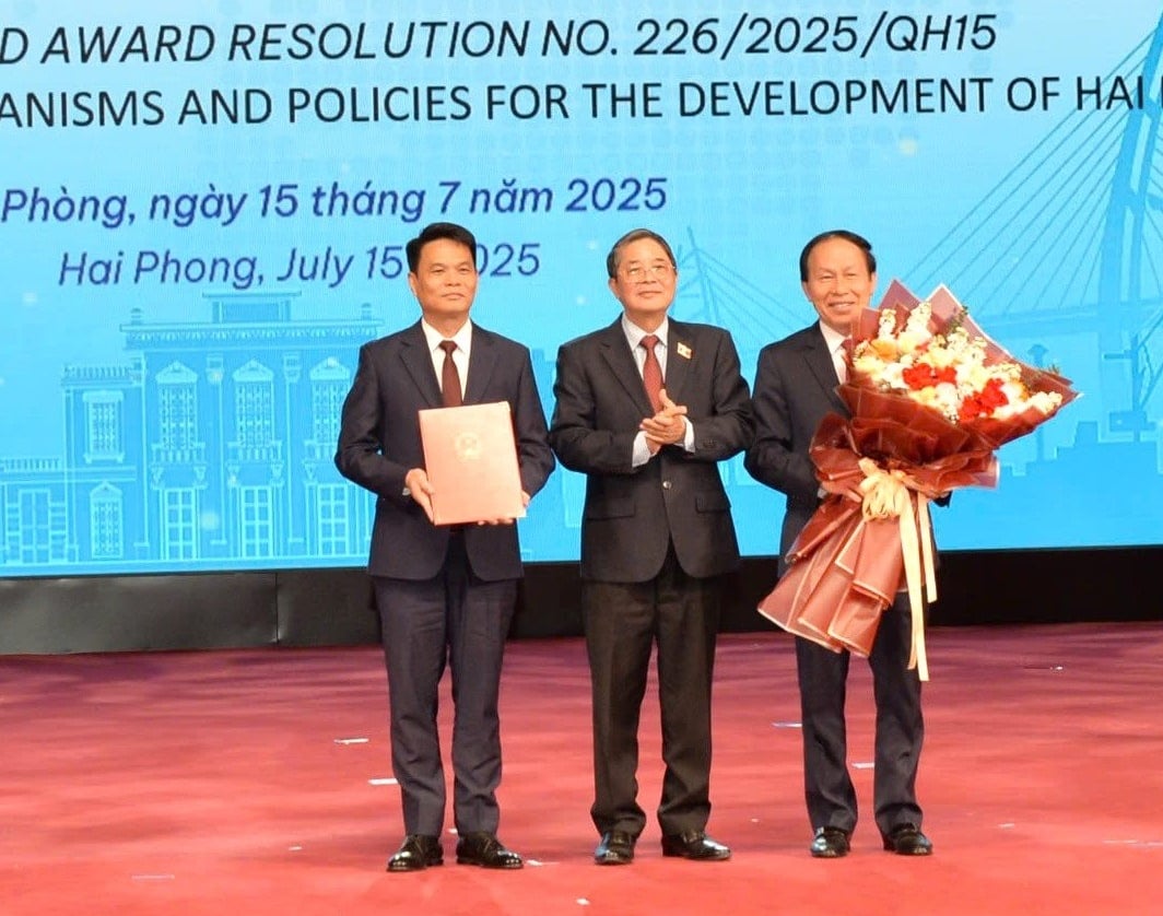 Ông Nguyễn Đức Hải - Ủy viên Trung ương Đảng, Phó Chủ tịch Quốc hội nước CHXHCN Việt Nam trao Nghị quyết số 226/2025/QH15 cho lãnh đạo TP Hải Phòng. Ảnh: Phan Tuấn. Ông Nguyễn Đức Hải - Ủy viên Trung ương Đảng, Phó Chủ tịch Quốc hội nước CHXHCN Việt Nam trao Nghị quyết số 226/2025/QH15 cho lãnh đạo TP Hải Phòng. Ảnh: Phan Tuấn.