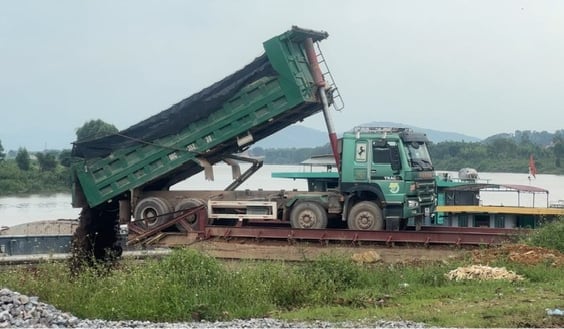 Hàng chục xe tải chở đất đồi nối đuôi nhau về khu bãi trung chuyển của Công ty TNHH Thương mại và khai thác khoáng sản Núi Huyền, bến thủy nội địa. Tại đây đất được đổ vào các tàu lớn có trọng tải khoảng 100 tấn. Ảnh: Việt Hà. Hàng chục xe tải chở đất đồi nối đuôi nhau về khu bãi trung chuyển của Công ty TNHH Thương mại và khai thác khoáng sản Núi Huyền, bến thủy nội địa. Tại đây đất được đổ vào các tàu lớn có trọng tải khoảng 100 tấn. Ảnh: Việt Hà.