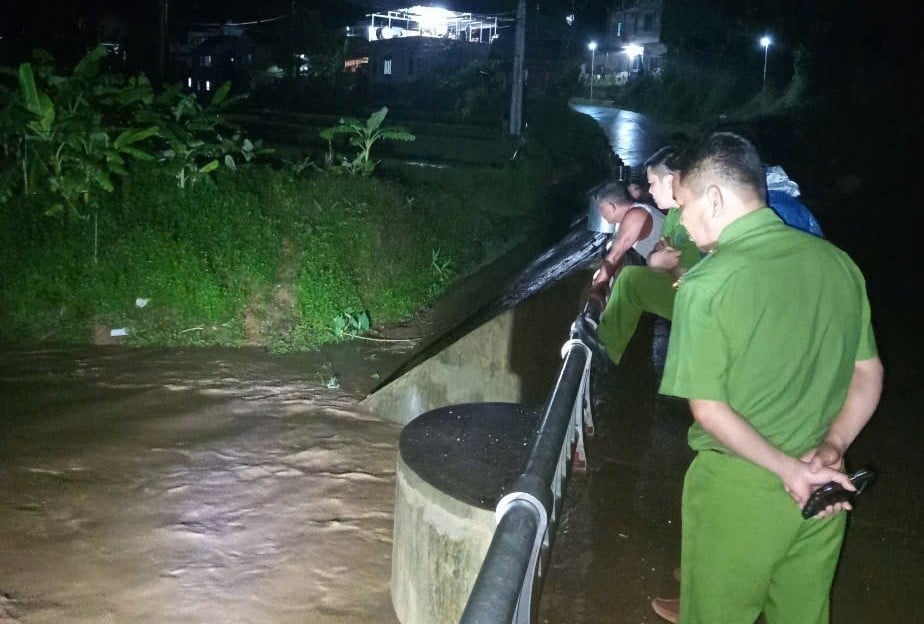 Các lượng gồm công an xã Đức Nhàn, dân quân tự vệ, người dân thôn bản cắt cử nhau trực canh tìm kiếm nạn nhân ở cây cầu, ngay ngã 3 đường, thuộc hạ lưu suối Mường Chiềng. Ảnh: CTV Đàm Quang. Các lượng gồm công an xã Đức Nhàn, dân quân tự vệ, người dân thôn bản cắt cử nhau trực canh tìm kiếm nạn nhân ở cây cầu, ngay ngã 3 đường, thuộc hạ lưu suối Mường Chiềng. Ảnh: CTV Đàm Quang.