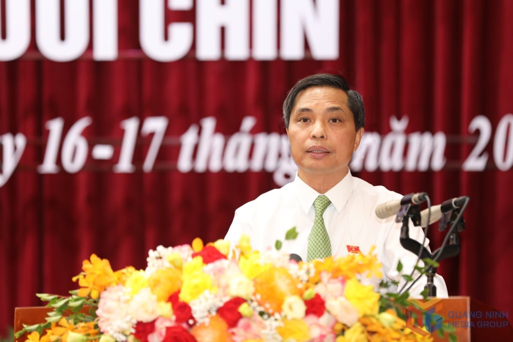 Ông Vũ Văn Diện, Phó Chủ tịch Thường trực UBND tỉnh Quảng Ninh trình bày Báo cáo tóm tắt tình hình KT-XH và công tác chỉ đạo, điều hành của UBND tỉnh 6 tháng đầu năm, nhiệm vụ, giải pháp trọng tâm 6 tháng cuối năm 2025. Ảnh: QMG. Ông Vũ Văn Diện, Phó Chủ tịch Thường trực UBND tỉnh Quảng Ninh trình bày Báo cáo tóm tắt tình hình KT-XH và công tác chỉ đạo, điều hành của UBND tỉnh 6 tháng đầu năm, nhiệm vụ, giải pháp trọng tâm 6 tháng cuối năm 2025. Ảnh: QMG.