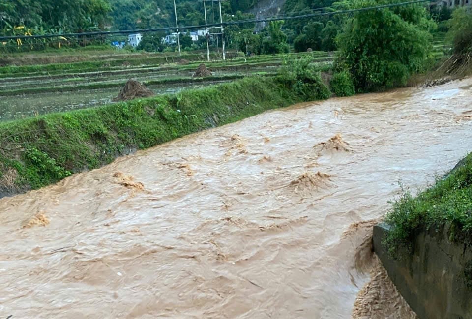 Sáng 16/7, nước lũ vẫn tiếp tục dâng cao, đổ từ thượng lưu về dòng suối Mường Chiềng, đoạn qua xã Đức Nhàn, tỉnh Phú Thọ. Ảnh: CTV Đàm Quang. Sáng 16/7, nước lũ vẫn tiếp tục dâng cao, đổ từ thượng lưu về dòng suối Mường Chiềng, đoạn qua xã Đức Nhàn, tỉnh Phú Thọ. Ảnh: CTV Đàm Quang.
