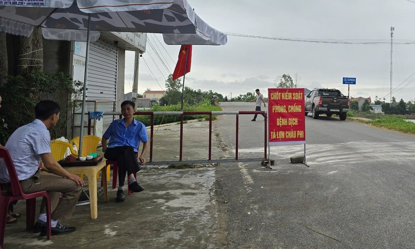 Ông Trần Sinh Thanh - Trạm trưởng Trạm chăn nuôi, thú y huyện Kiến Thụy (cũ,8, người mặc áo xanh, trong một lần trực chốt kiểm dịch với địa phương. Ảnh: Đinh Mười. Ông Trần Sinh Thanh - Trạm trưởng Trạm chăn nuôi, thú y huyện Kiến Thụy (cũ,8, người mặc áo xanh, trong một lần trực chốt kiểm dịch với địa phương. Ảnh: Đinh Mười.
