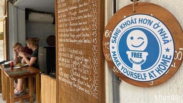 Một quán cafe ở phường Trúc Bạch triển khai mô hình nhà vệ sinh miễn phí. Ảnh: Báo Nhân dân. Một quán cafe ở phường Trúc Bạch triển khai mô hình nhà vệ sinh miễn phí. Ảnh: Báo Nhân dân.