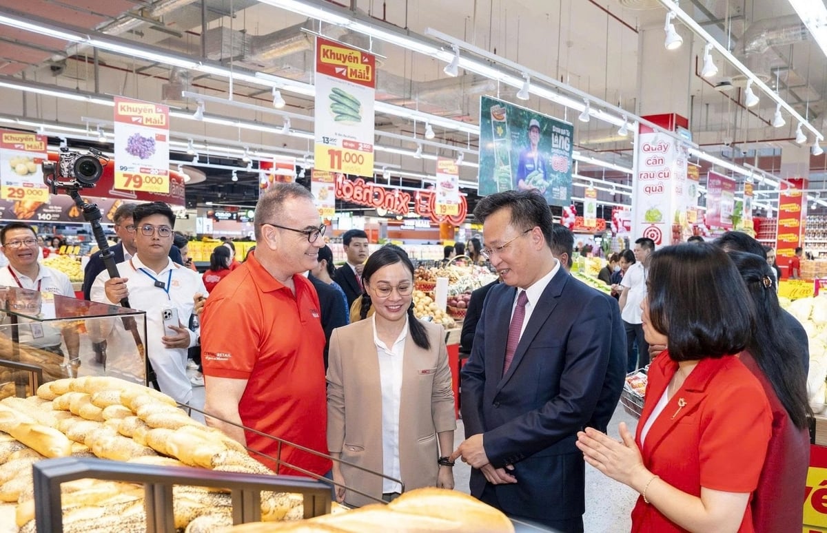 Ông Nguyễn Hữu Nghĩa, Bí thư Tỉnh ủy Hưng Yên cùng các đại biểu thăm quan Trung tâm Thương mại GO! Hưng Yên. Ảnh: Minh Hà.