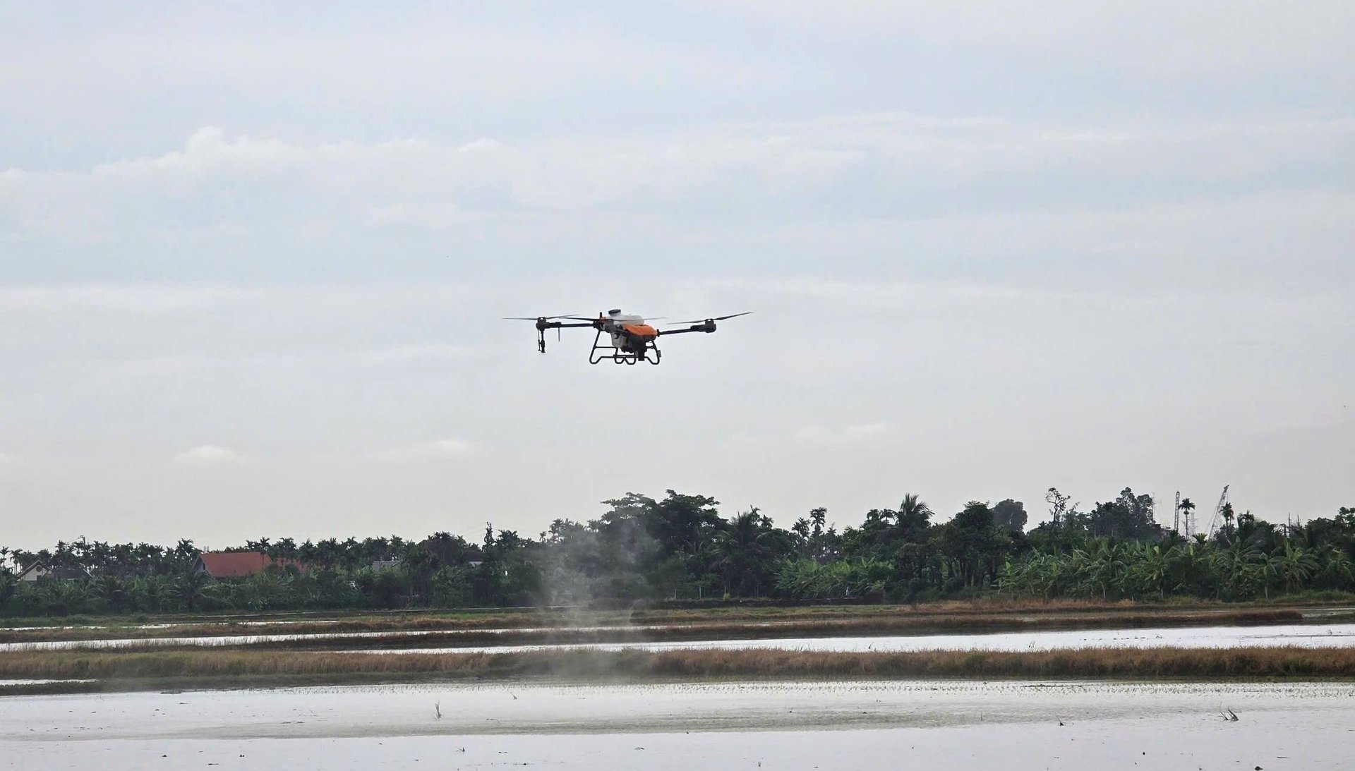 Trước đây, một nông dân cần cả buổi để phun thuốc BVTV thì với drone, hoàn toàn có thể giải quyết trong vòng 10 phút. Ảnh: Đinh Mười. Trước đây, một nông dân cần cả buổi để phun thuốc BVTV thì với drone, hoàn toàn có thể giải quyết trong vòng 10 phút. Ảnh: Đinh Mười.