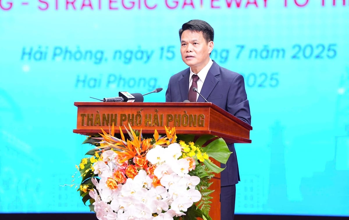 Ông Lê Ngọc Châu - Chủ tịch UBND thành phố Hải Phòng đã đưa ra 5 cam kết để đưa Hải Phòng trở thành trung tâm kinh tế hàng đầu. Ảnh: Phan Tuấn. Ông Lê Ngọc Châu - Chủ tịch UBND thành phố Hải Phòng đã đưa ra 5 cam kết để đưa Hải Phòng trở thành trung tâm kinh tế hàng đầu. Ảnh: Phan Tuấn.