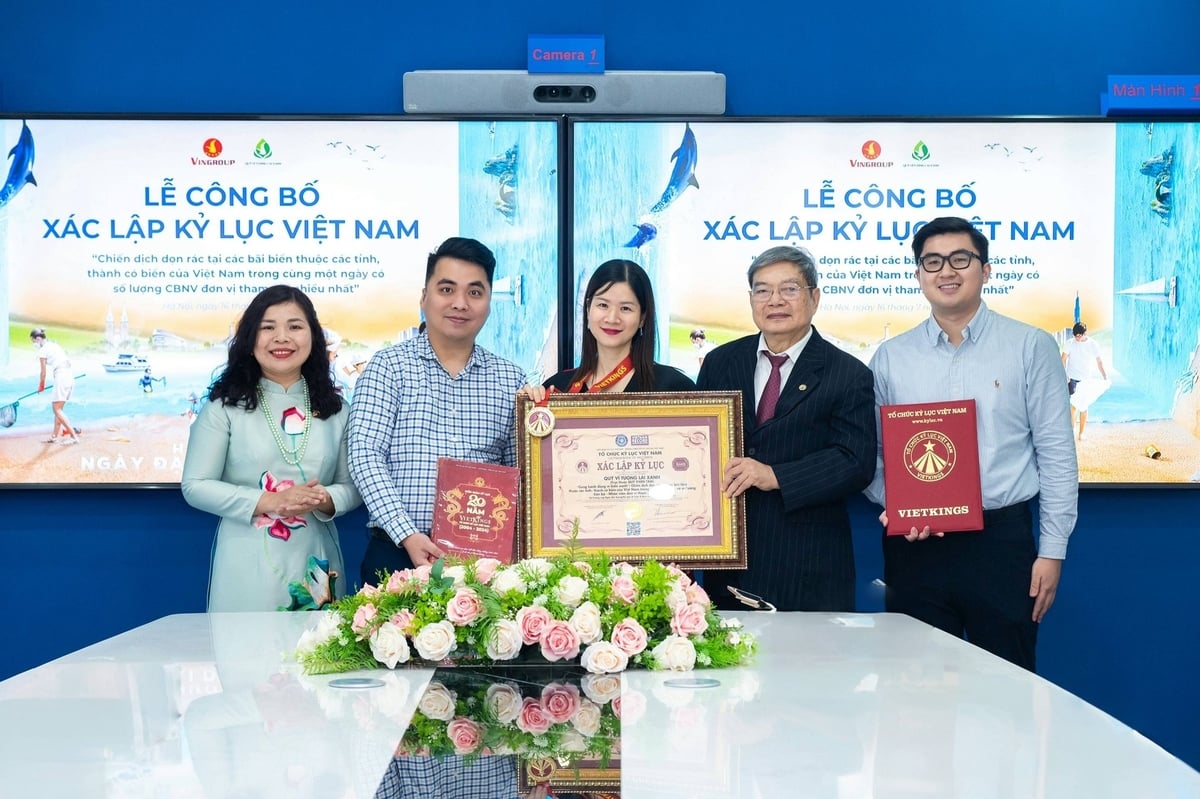 Đại diện Tổ chức Kỷ lục Việt Nam trao xác nhận kỷ lục từ chiến dịch 'Cùng hành động vì biển xanh' cho đại diện Quỹ Vì tương lai xanh ngày 16/7/2025. Đại diện Tổ chức Kỷ lục Việt Nam trao xác nhận kỷ lục từ chiến dịch 'Cùng hành động vì biển xanh' cho đại diện Quỹ Vì tương lai xanh ngày 16/7/2025.