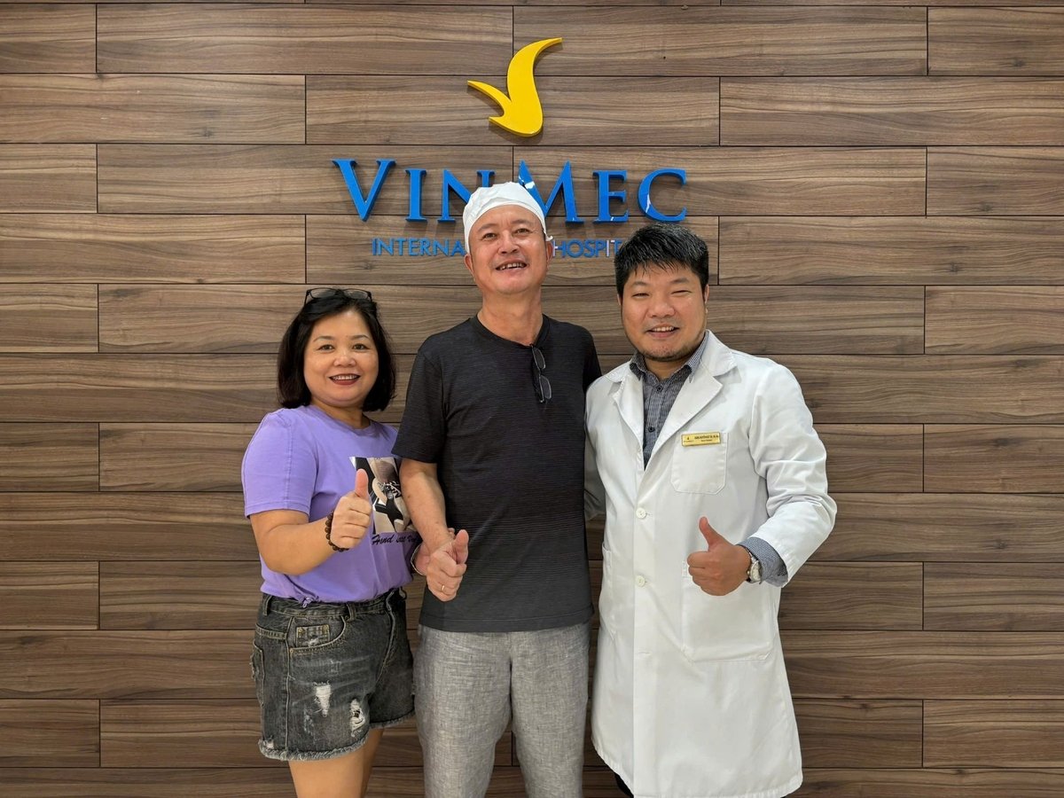 Bệnh nhân xuất viện trong sự mừng rỡ của cả gia đình. Bệnh nhân xuất viện trong sự mừng rỡ của cả gia đình.