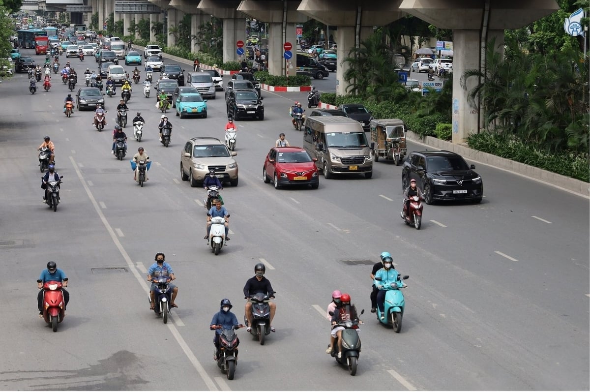 Hà Nội sẽ hạn chế xe cơ giới không phải phương tiện xanh trong vành đai 1 từ 2035, trong vành đai 2 từ 2040, trong vành đai 3 từ 2045 và hạn chế toàn TP từ năm 2050. Ảnh: Hoàng Hiền. Hà Nội sẽ hạn chế xe cơ giới không phải phương tiện xanh trong vành đai 1 từ 2035, trong vành đai 2 từ 2040, trong vành đai 3 từ 2045 và hạn chế toàn TP từ năm 2050. Ảnh: Hoàng Hiền.
