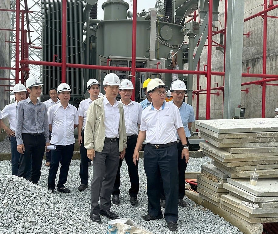 Ông Phạm Lê Phú - Tổng giám đốc EVNNPT - kiểm tra tiến độ thi công Trạm biến áp 500kV Vĩnh Yên và đường dây đấu nối. Ảnh: EVNNPT. Ông Phạm Lê Phú - Tổng giám đốc EVNNPT - kiểm tra tiến độ thi công Trạm biến áp 500kV Vĩnh Yên và đường dây đấu nối. Ảnh: EVNNPT.
