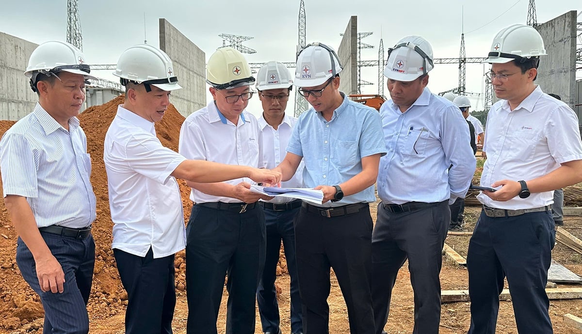 Tổng giám đốc EVNNPT nghe báo cáo tình hình triển khai các dự án tại địa bàn tỉnh Phú Thọ. Ảnh: EVNNPT. Tổng giám đốc EVNNPT nghe báo cáo tình hình triển khai các dự án tại địa bàn tỉnh Phú Thọ. Ảnh: EVNNPT.